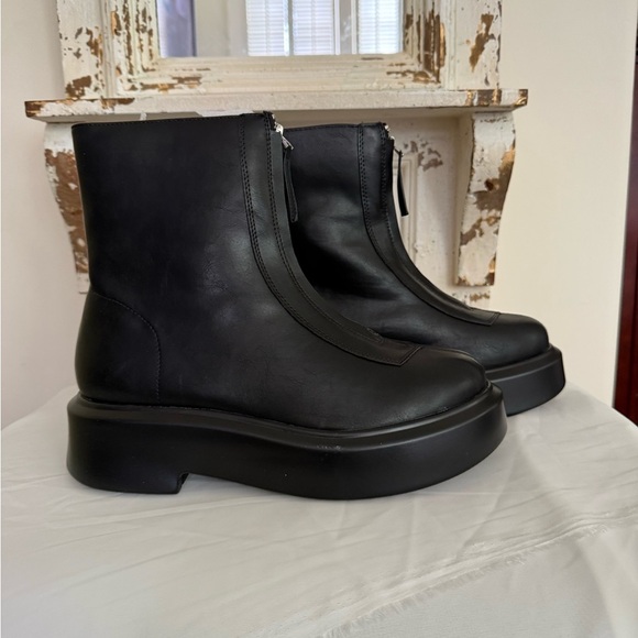 NWT Sleek Black Ankle Boots with Zipper Size 10 - Picture 6 of 9